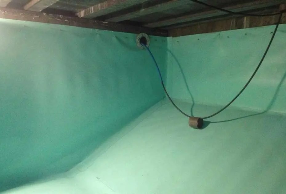 Suitable tank liner for the containment of rainwater installed