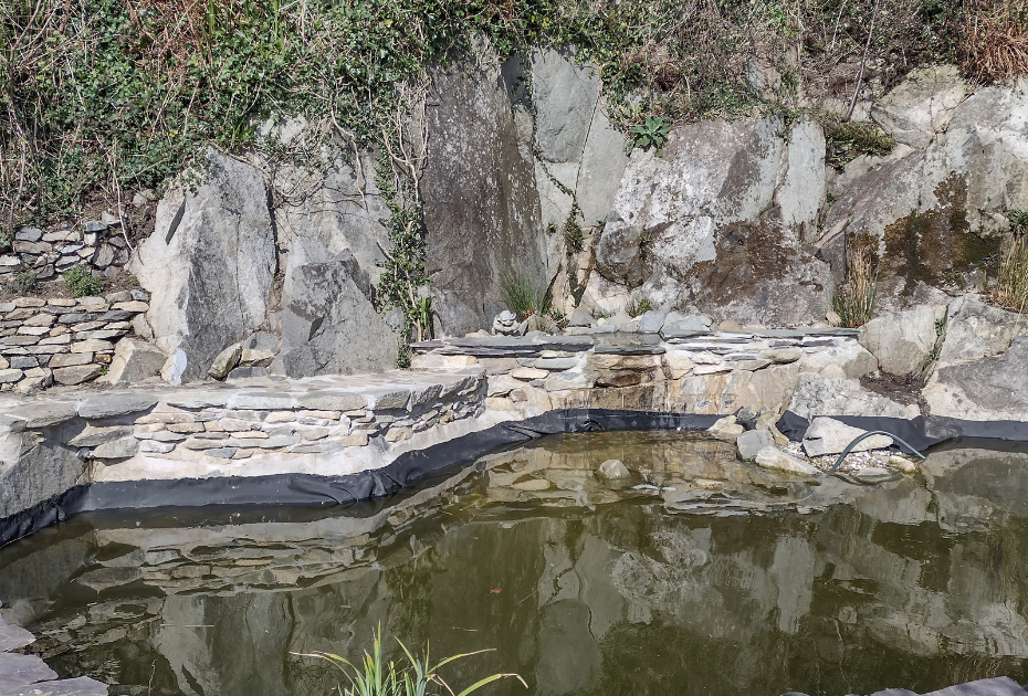 Pond and Aquarium Fixer used to securely stick the pond liner to the wall and the rock face 